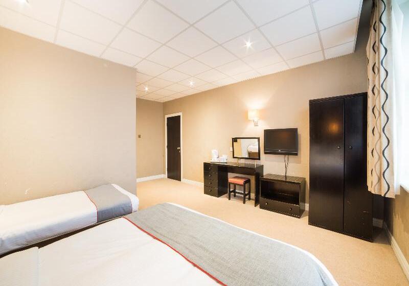 标准三人间, Hotel Majestic