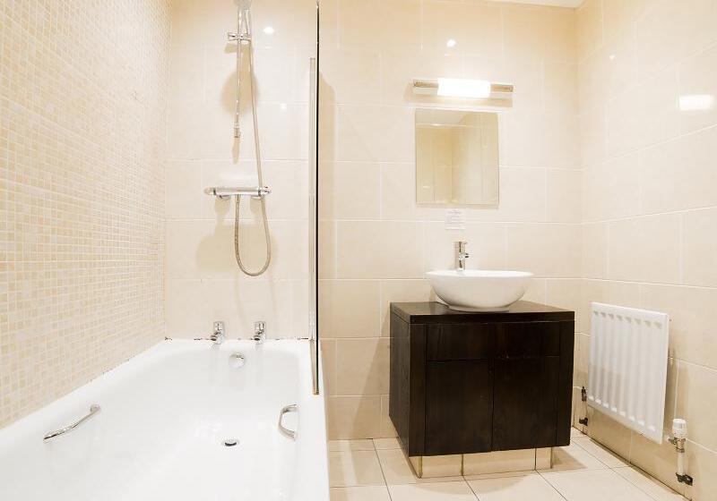 标准三人间, Hotel Majestic