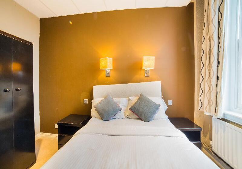 标准三人间, Hotel Majestic