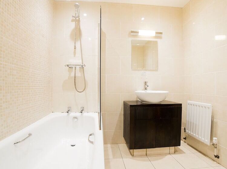 标准三人间, Hotel Majestic