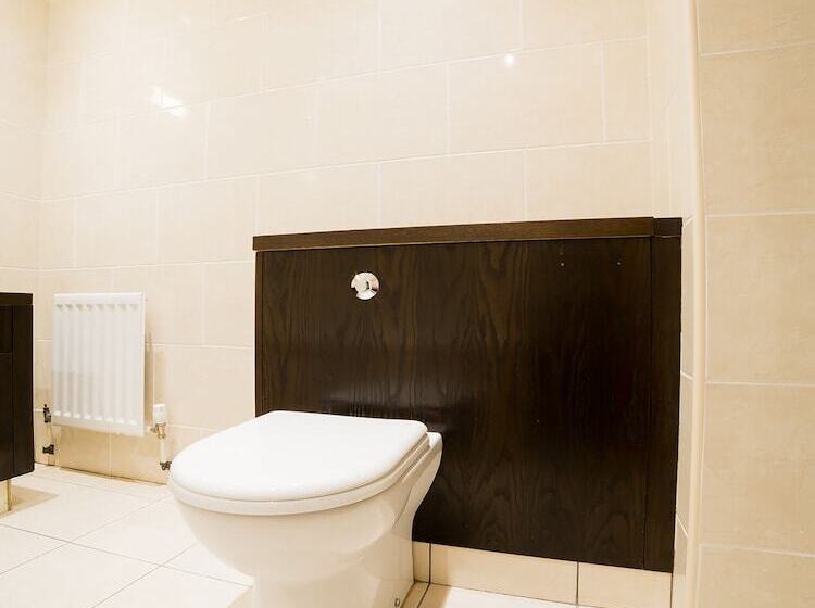 标准三人间, Hotel Majestic