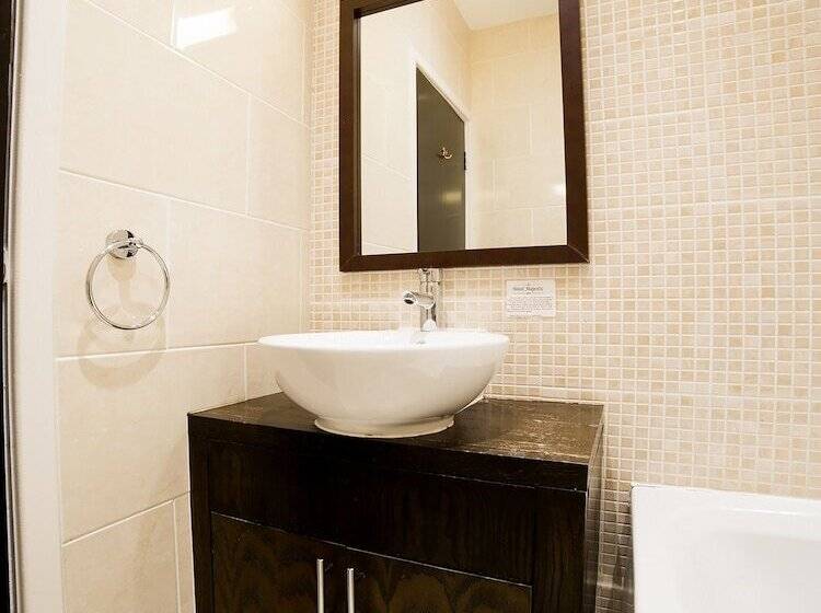 标准单人间, Hotel Majestic