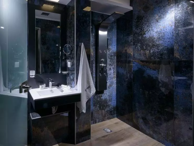 Suite Vue Piscine, Vanisko