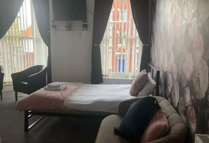 اتاق لوکس خانوادگی, Seacrest Guest House Room Only