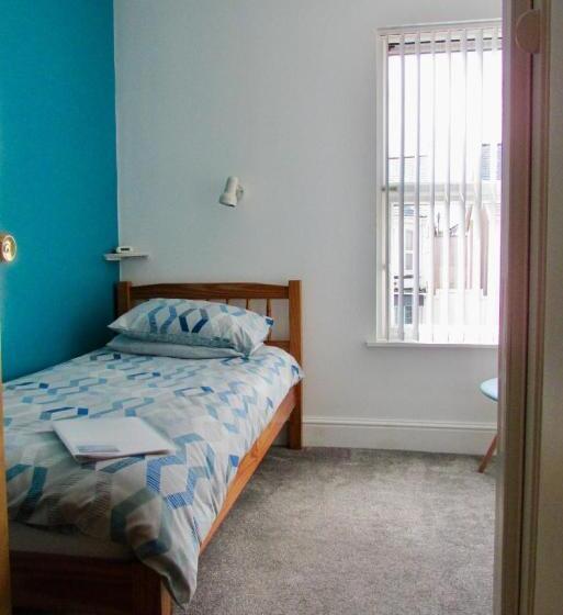 标准单人间, Westward B&b