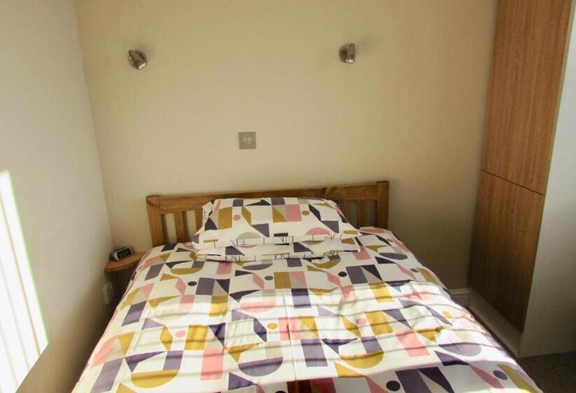 标准单人间, Westward B&b