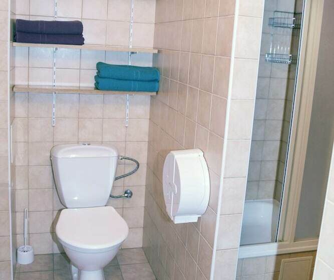 اتاق استاندارد سه تخته با سرویس بهداشتی مشترک, Dizzy Daisy Hostel