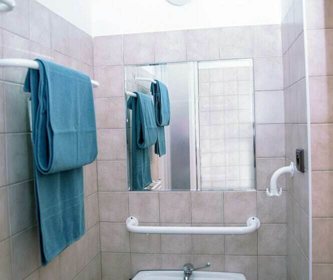 اتاق استاندارد سه تخته با سرویس بهداشتی مشترک, Dizzy Daisy Hostel