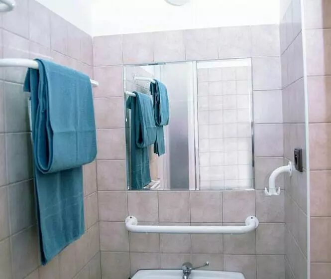 Standard Kolmen Hengen Huone Jaettu kylpyhuone, Dizzy Daisy Hostel