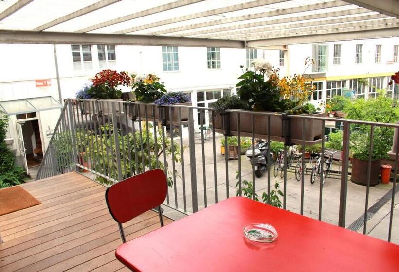 غرفة قياسية, Basel Backpack