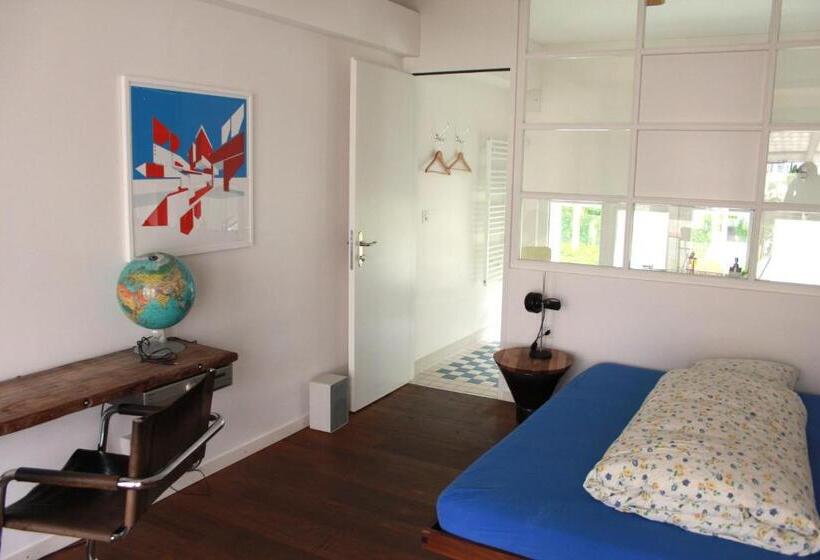 غرفة قياسية, Basel Backpack