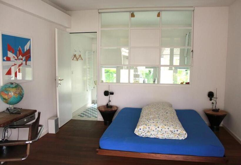 غرفة قياسية, Basel Backpack