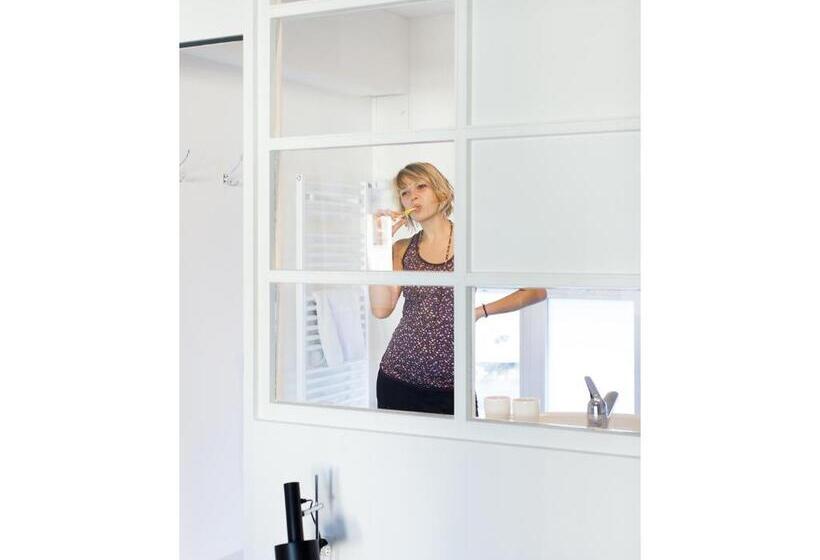 غرفة قياسية, Basel Backpack