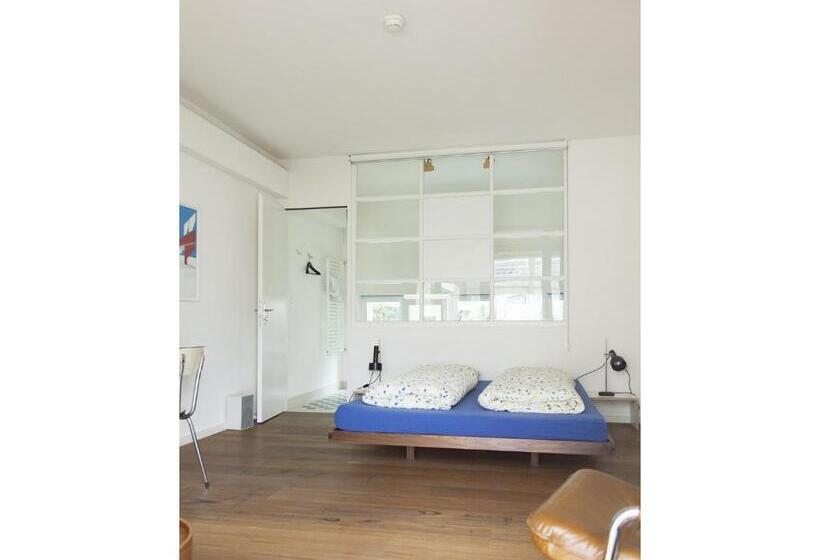 غرفة قياسية, Basel Backpack