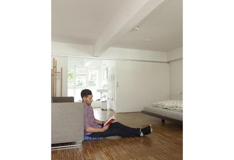 غرفة قياسية, Basel Backpack