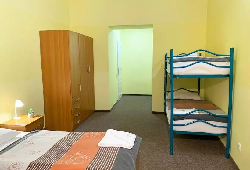 Standard Neljän Hengen Huone, Pension City Center