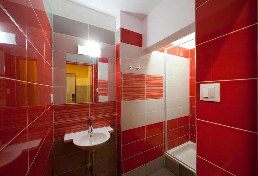 Quarto Triplo Estandar Banheiro Compartilhado, Hostel Elf