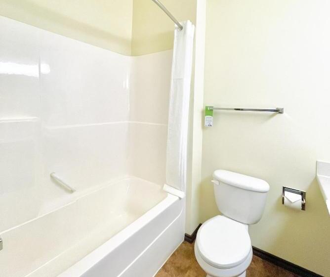 غرفة قياسية سرير كينج, Days Inn By Wyndham Grande Prairie