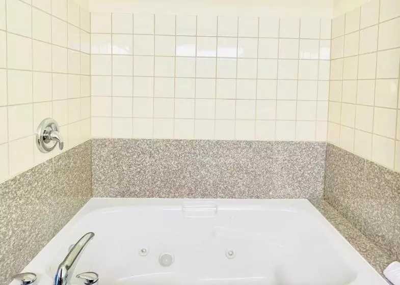 キングサイズベッドのデラックスルーム, Days Inn By Wyndham Grande Prairie