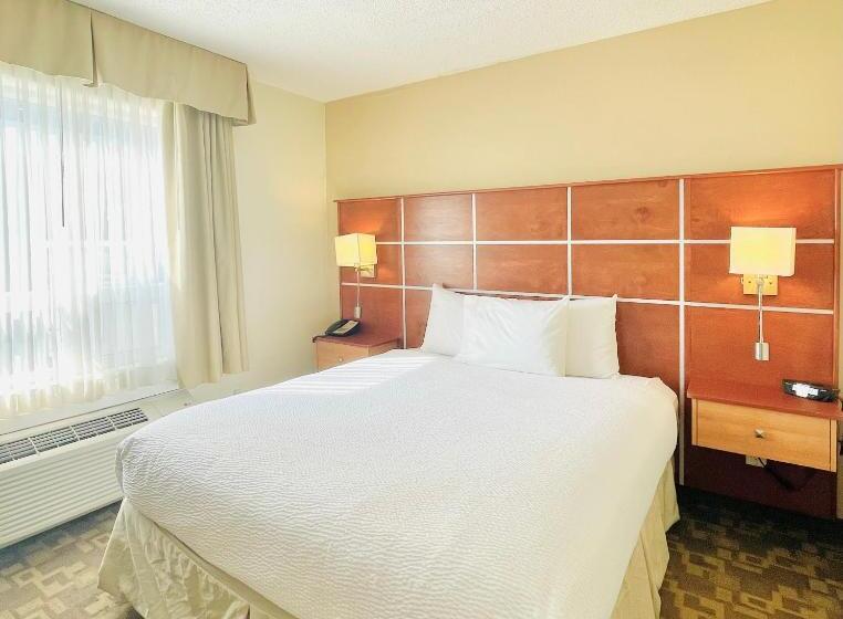 带大床的套房, Days Inn By Wyndham Grande Prairie