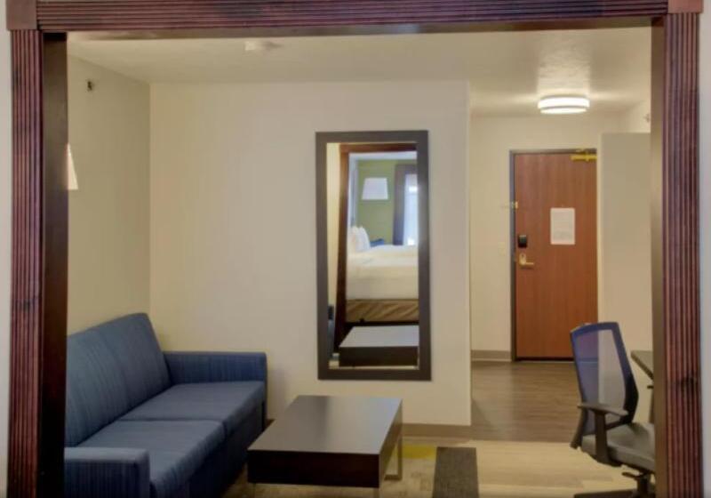 带大床的套房, Holiday Inn Express & Suites Le Mars, An Ihg