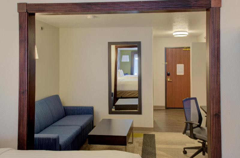 带大床的套房, Holiday Inn Express & Suites Le Mars, An Ihg