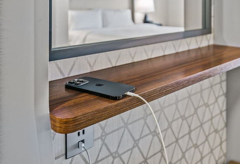 جناح, Holiday Inn Express Hotel & Suites Lucedale, An Ihg