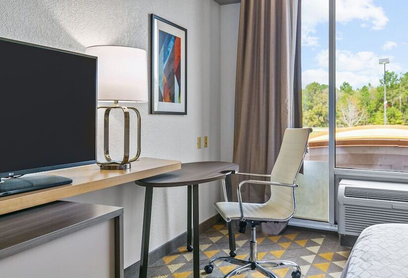 جناح, Holiday Inn Express Hotel & Suites Lucedale, An Ihg