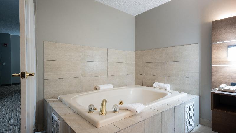 جناح, Holiday Inn Express & Suites Bad Axe, An Ihg