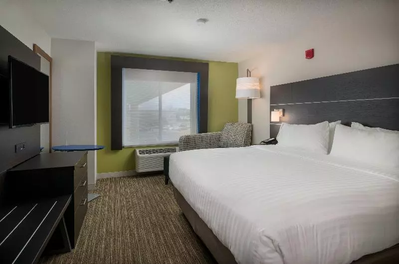 身障者適用キングサイズベッドルーム, Holiday Inn Express Lawrence, An Ihg
