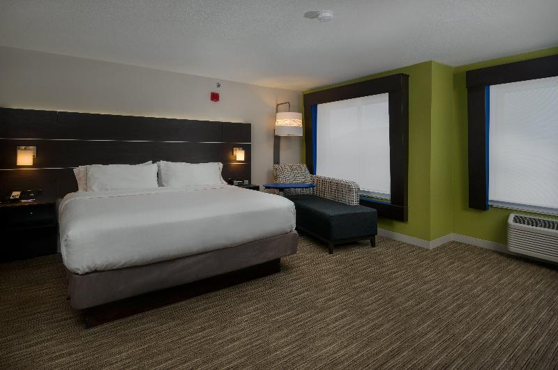 מיטת קינג בסוויטה, Holiday Inn Express Lawrence, An Ihg