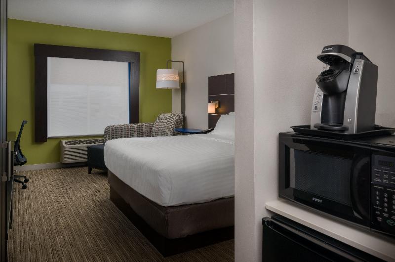 מיטת קינג בסוויטה, Holiday Inn Express Lawrence, An Ihg