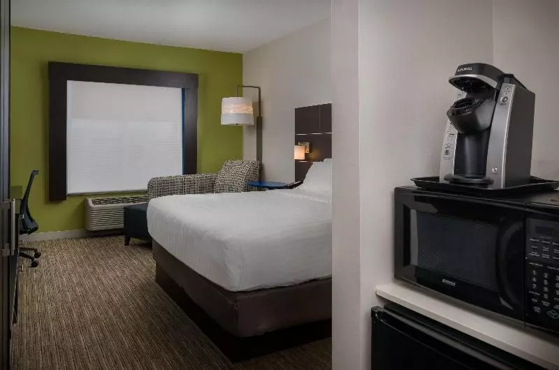 キングサイズベッドのスイートルーム, Holiday Inn Express Lawrence, An Ihg