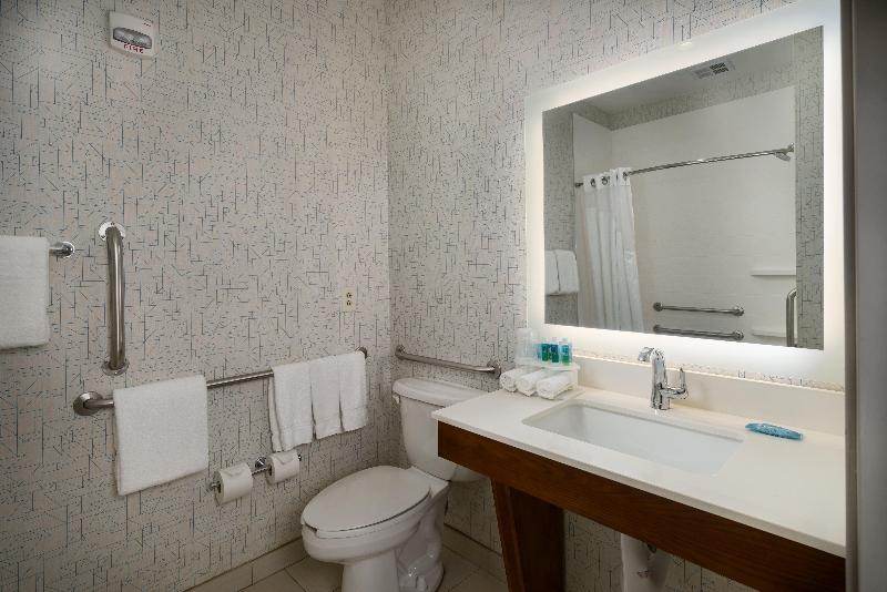 Люкс Кровать Кинг, Holiday Inn Express Lawrence, An Ihg