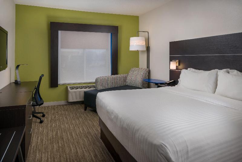 מיטת קינג בסוויטה, Holiday Inn Express Lawrence, An Ihg
