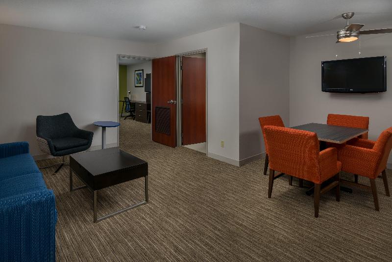 מיטת קינג בסוויטה, Holiday Inn Express Lawrence, An Ihg