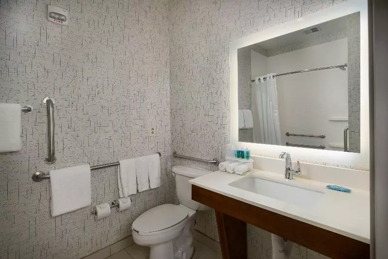 身障者適用キングサイズベッドルーム, Holiday Inn Express Lawrence, An Ihg