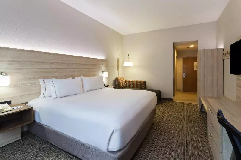 身障者適用キングサイズベッドルーム, Holiday Inn Express & Suites Tavares, An Ihg