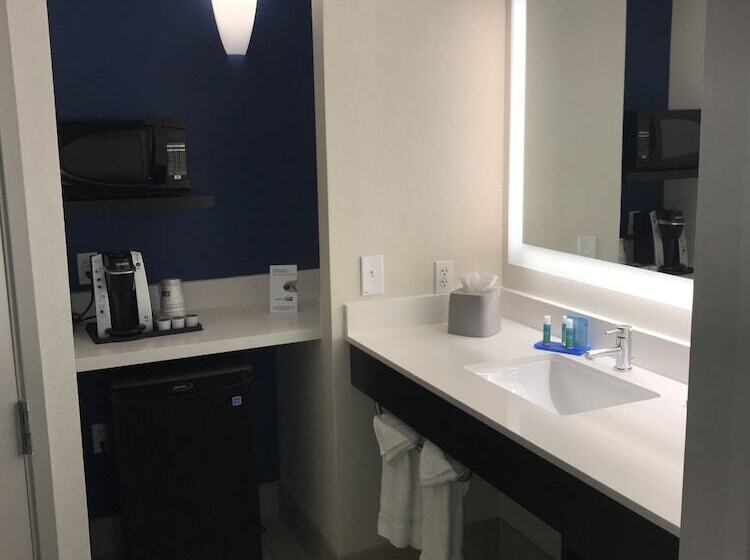 스위트, Holiday Inn Express & Suites Tracy, An Ihg
