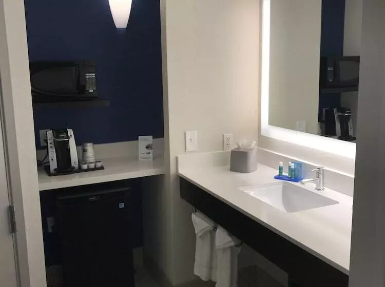 スイート, Holiday Inn Express & Suites Tracy, An Ihg