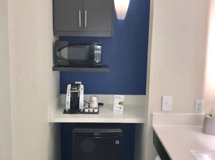 סוויטה, Holiday Inn Express & Suites Tracy, An Ihg