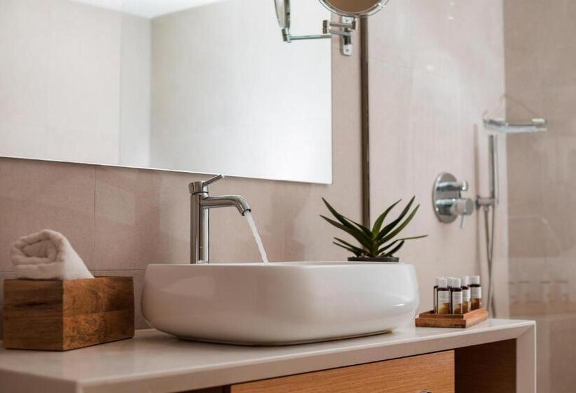 חדר דלוקס, Megisti