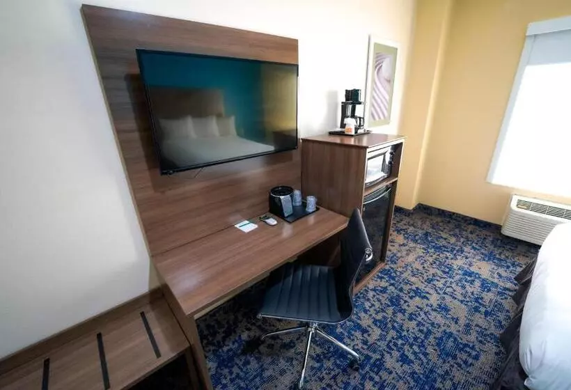 キングサイズベッドのスタンダードルーム, Quality Inn & Suites