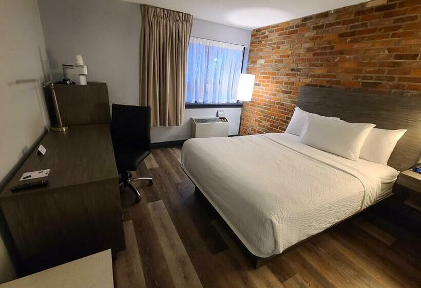 带大床的豪华间, Travelodge By Wyndham Barrie