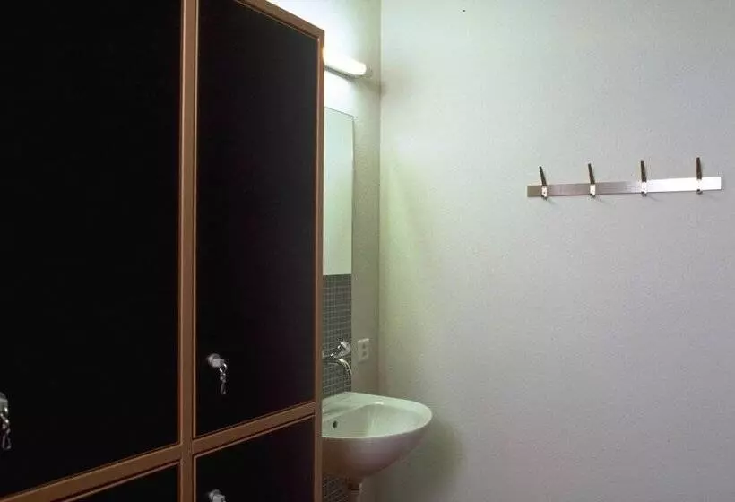 اتاق استاندارد چهارنفره با سرویس بهداشتی مشترک, Zurich Youth Hostel