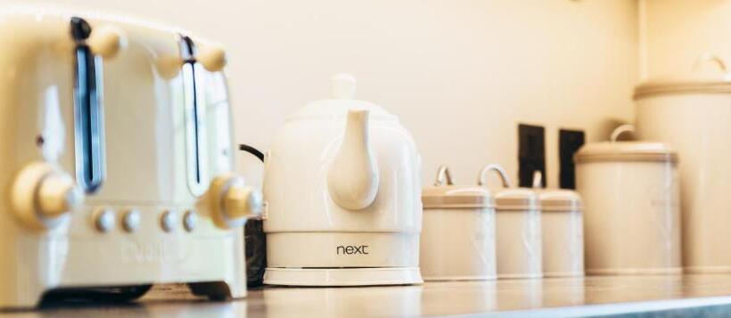 جناح جونيور, Birchover Bridgford Hall