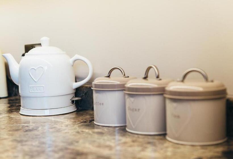 جناح جونيور, Birchover Bridgford Hall