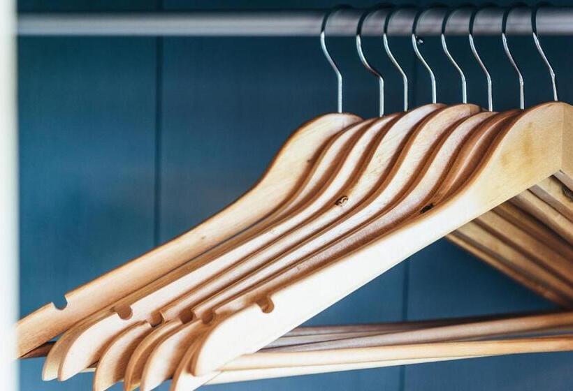 جناح جونيور, Birchover Bridgford Hall