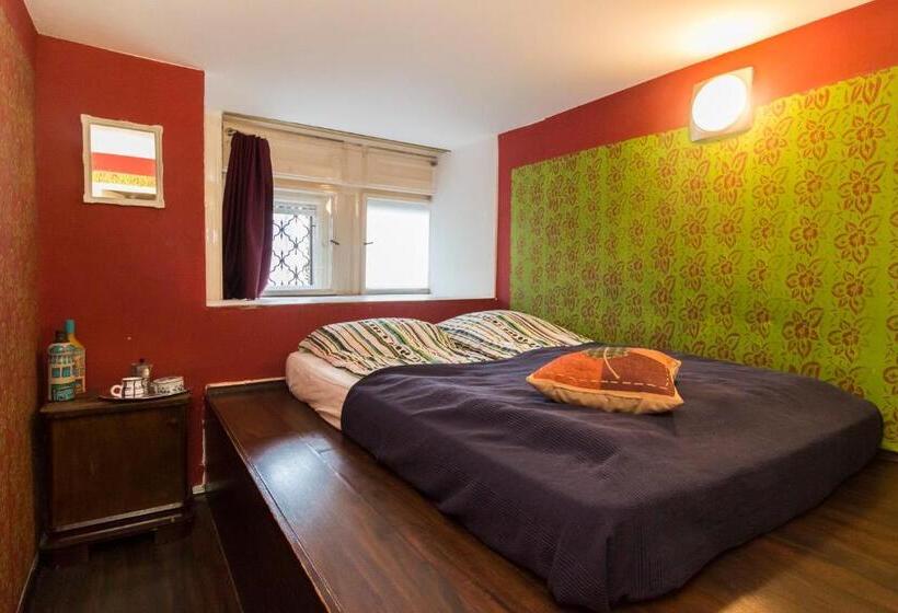 이코노미 룸 공용욕실, Baroque Hostel & Coworking