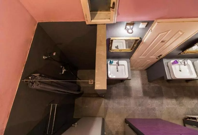 ルームシェアのワンベッド, Baroque Hostel & Coworking